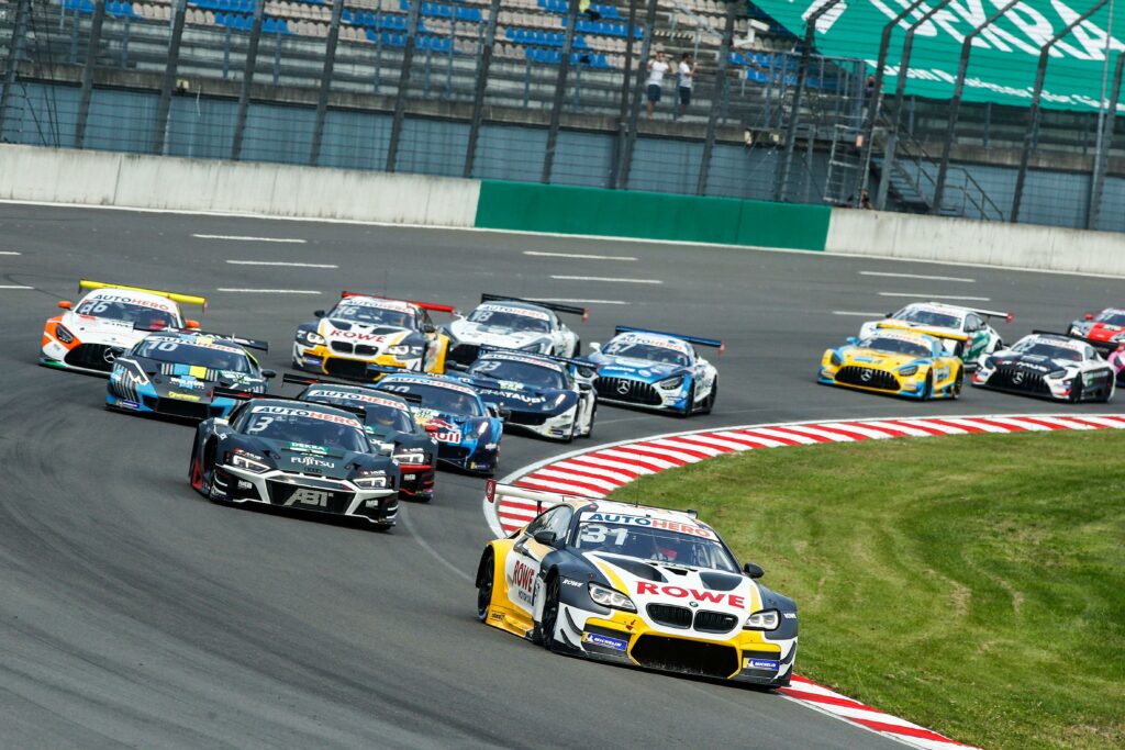 Deporte del motor: DTM en Lausitzring.
El sudafricano Sheldon van der Linde, de Rowe Racing, pasa por la curva empinada tras la salida. 